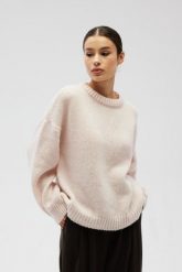 Sweter oversize z bufiastymi rękawami w kolorze STRAWBERRY FRAPPE - RIVERO. Czerwone swetry klasyczne damskie Marsala, na lato, z wełny, bez kołnierzyka. Za 249.90 zł.