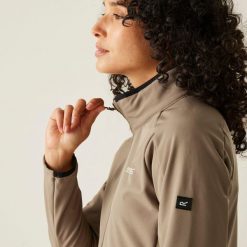 Kurtka damska softshell wodoodporny Moutdale. Brązowe kurtki sportowe damskie Regatta, bez wzorów, z materiału, bez kaptura. W wyprzedaży za 249.99 zł.