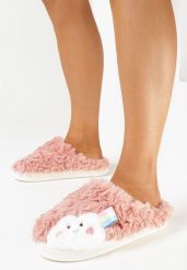 Różowe Kapcie z Miękkiego Futerka z Naszywką w Kształcie Chmurki Liounie. Czerwone kapcie damskie Born2be. Za 14.99 zł.