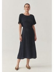 TATUUM Sukienka w kolorze granatowym rozmiar: 44. Niebieskie sukienki damskie TATUUM, bez wzorów, z tkaniny, bez ramiączek. Za 191.42 zł.