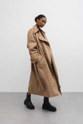 Klasyczny bawełniany trencz w kolorze CAMEL - VENICE-S/M. Brązowe płaszcze damskie Marsala, m, bez wzorów, z bawełny, bez kaptura. Za 1,299.90 zł.