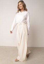 Beżowe Spodnie Garniturowe z Szerokimi Nogawkami i Zakładkami w Talii Savara. Brązowe spodnie materiałowe damskie Born2be, bez wzorów, z jeansu. Za 149.99 zł.