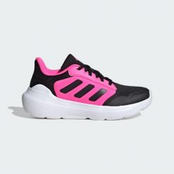 Buty Tensaur Run 2.0. Czarne obuwie sportowe damskie Adidas, z materiału, bez zapięcia, na jogę i pilates. W wyprzedaży za 157.00 zł.