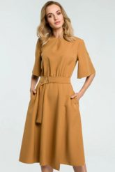 Sukienka elegancka rozkloszowana z paskiem brązowa. Brązowe sukienki damskie Sukienki.shop, bez wzorów, z elastanu, biznesowe, bez ramiączek. Za 249.00 zł.