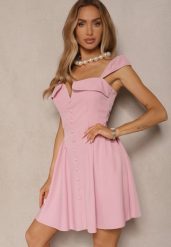 Różowa Sukienka o Rozkloszowanym Kroju na Ramiączkach z Ozdobnym Dekoltem Salaviel. Czerwone sukienki damskie Renee, bez wzorów, eleganckie, bez ramiączek. W wyprzedaży za 127.99 zł.