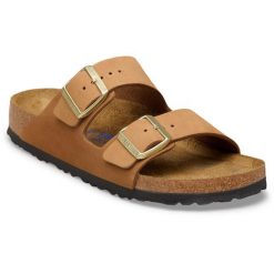 Klapki Birkenstock Arizona Sfb Z Nubukowej Skóry Damskie. Brązowe klapki damskie Birkenstock, bez wzorów, z materiału, bez obcasa, bez zapięcia. Za 656.70 zł.