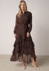 Brązowa Koszulowa Sukienka z Dłuższym Tyłem i Falbanami Savandra. Brązowe sukienki damskie Born2be, bez wzorów, z poliesteru, bez ramiączek. Za 239.99 zł.