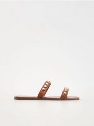 Skórzane klapki z ćwiekami - brązowy. Brązowe klapki damskie Reserved, bez wzorów, ze skóry, bez obcasa, bez zapięcia. W wyprzedaży za 39.99 zł.