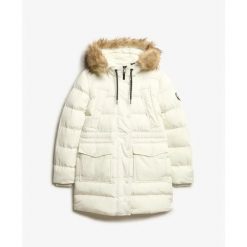 Kurtka puchowa o średniej długości z sztucznego futra damska Superdry. Białe kurtki damskie Superdry, bez wzorów, z puchu, bez kaptura. W wyprzedaży za 688.65 zł.