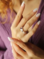 Pierres delicates Pozłacany pierścionek z perłą i ametystem rozmiar: onesize. Różowe pierścionki damskie Pierres delicates, z ametystem, pozłacane. Za 34.99 zł.