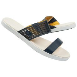 Klapki plażowe Lacoste Natoy 13326. Klapki damskie Lacoste, bez wzorów, ze skóry, bez obcasa, bez zapięcia. Za 464.05 zł.