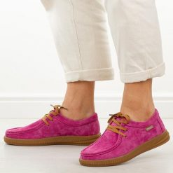 Fuksja skórzane mokasyny damskie Vinceza 95391. Czerwone mokasyny damskie VINCEZA, na jesień, z jeansu, z okrągłym noskiem, bez obcasa. W wyprzedaży za 215.10 zł.