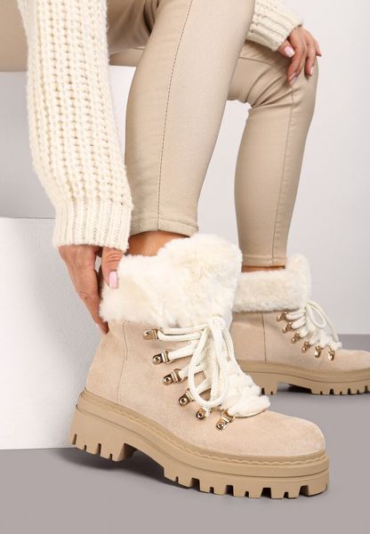 Beżowe Traperki na Tłoczonej Podeszwie Ozdobione Futerkiem Taiva. Brązowe trapery damskie Born2be, z jeansu, bez zapięcia. Za 129.99 zł.