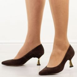 Brązowe zamszowe skórzane Polskie szpilki damskie Prestige 2111. Brązowe szpilki damskie Prestige, bez wzorów, ze skóry, bez obcasa, na obcasie, bez zapięcia. Za 429.00 zł.