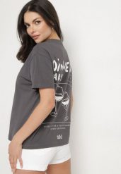 Ciemnoszary Bawełniany T-shirt z Ozdobnym Nadrukiem Addlessa. Szare t-shirty damskie Born2be, l, bez wzorów, z bawełny, bez kołnierzyka. Za 54.99 zł.