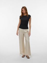 Vero Moda Koszulka w kolorze czarnym rozmiar: XL. Czarne bluzki damskie Vero Moda, xl, bez wzorów, bez kołnierzyka, bez ramiączek. Za 72.95 zł.