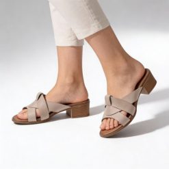 Klapki damskie Armodo, cholewka skóra naturalna fason wsuwany szerokie paski z przodu otwarty nosek niski stabilny obcas klasyczna podeszwa, beżowe,. Brązowe klapki damskie Armodo, bez wzorów, ze skóry, z otwartym noskiem, bez obcasa, na obcasie, bez zapięcia. Za 279.00 zł.