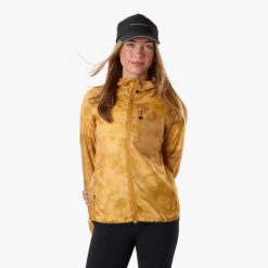 Kurtka → trening → damska → Swedemount → Packable Wind Jacket → szybkoschnąca. Żółte kurtki damskie SWEDEMOUNT, bez wzorów, z tkaniny, bez kaptura. Za 199.99 zł.