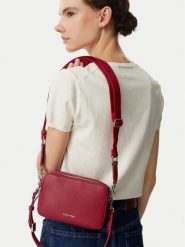 Calvin Klein Torebka Webbing 2X Strap Camera Bag LV04F3656G Czerwony. Czerwone listonoszki damskie Calvin Klein, bez wzorów, ze skóry, bez dodatków. Za 336.99 zł.
