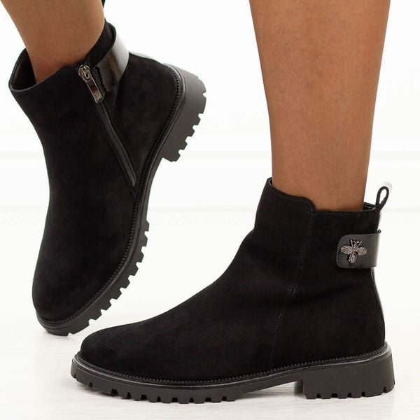 Czarne zamszowe botki damskie na traperze Potocki 19314. Czarne botki damskie POTOCKI, z jeansu, klasyczne, z okrągłym noskiem, bez obcasa, bez zapięcia. Za 229.00 zł.