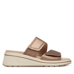 Klapki Caprice. Brązowe klapki damskie Caprice, bez wzorów, bez obcasa, bez zapięcia. Za 299.99 zł.