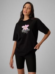 4F T-shirt loose z nadrukiem damski - czarny XS. Czarne t-shirty damskie 4F, xs, bez wzorów, z bawełny, bez kołnierzyka. Za 79.99 zł.