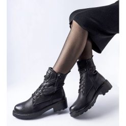 Czarne botki z ozdobnym suwakiem Emarese. Czarne botki damskie eleganckie, z okrągłym noskiem, bez obcasa, bez zapięcia. Za 207.65 zł.