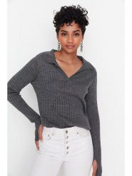 Trendyol Sweter w kolorze szarym rozmiar: M. Szare swetry klasyczne damskie Trendyol, m, prążkowane, bez kołnierzyka. Za 86.99 zł.