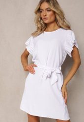 Biała Mini Sukienka Rozkloszowana ze Zdobionym Rękawem i Materiałowym Paskiem Ajemia. Białe sukienki damskie Renee, z aplikacjami, z materiału, eleganckie, bez ramiączek. W wyprzedaży za 35.99 zł.