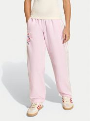 Adidas Spodnie dresowe Liberty London KD1760 Różowy Loose Fit. Czerwone spodnie dresowe dziewczęce Adidas, bez wzorów, z dresówki. Za 198.99 zł.