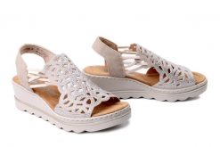 RIEKER 67465-62 beige, sandały damskie. Brązowe sandały damskie Rieker, bez wzorów, bez obcasa, bez zapięcia. Za 319.90 zł.