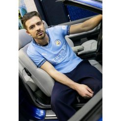 Młodzieżowa koszulka domowa Manchester City 24/25 PUMA Team Light Blue Marine. Niebieskia bluzki damskie Puma, m, bez wzorów, bez kołnierzyka, bez ramiączek. W wyprzedaży za 267.00 zł.