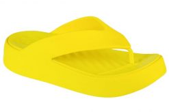 Japonki damskie Crocs C4618. Żółte klapki damskie Crocs, bez wzorów, z materiału, bez obcasa, bez zapięcia. Za 139.99 zł.