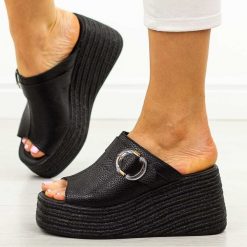 Czarne skórzane klapki damskie na platformie T.Sokolski 253. Czarne klapki damskie Sokolski, bez wzorów, z jeansu, bez obcasa, na platformie, bez zapięcia. W wyprzedaży za 215.10 zł.