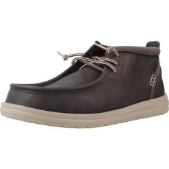 Buty HEY DUDE WALLY MID GRIPR CLASSIC Brązowy. Brązowe obuwie trekkingowe damskie PRO BRANDS, z syntetyku, bez zapięcia. Za 391.80 zł.