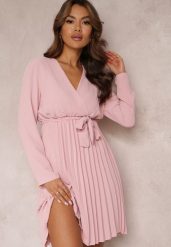 Ciemnoróżowa Sukienka Plisowana z Materiałowym Paskiem Jaresa. Czerwone sukienki damskie Renee, bez wzorów, z materiału, eleganckie, bez ramiączek. W wyprzedaży za 67.99 zł.
