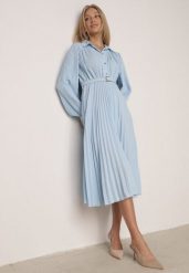 Niebieska Sukienka Plisowana o Koszulowym Kroju z Paskiem z Klamrą Efronta. Niebieskie sukienki damskie Born2be, z aplikacjami, z jeansu, eleganckie, bez ramiączek. Za 139.99 zł.