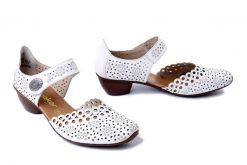 RIEKER 43753-80 white, czółenka damskie. Białe czółenka damskie Rieker, w ażurowe wzory, ze skóry, bez obcasa, na obcasie. Za 271.92 zł.