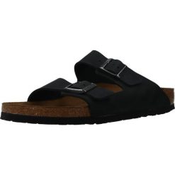 Klapki Birkenstock 552113. Czarne klapki damskie Birkenstock, bez wzorów, z materiału, bez obcasa, bez zapięcia. Za 761.00 zł.