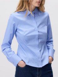 Koszula slim fit w paski - jasnoniebieski. Niebieskie koszule damskie Reserved, l, bez wzorów, z bawełny, bez kołnierzyka, bez ramiączek. Za 89.99 zł.