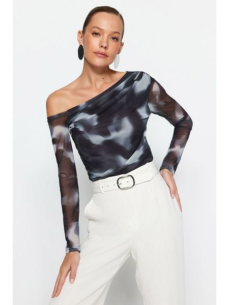 Trendyol Koszulka w kolorze czarnym rozmiar: XL. Czarne bluzki damskie Trendyol, xl, bez wzorów, bez kołnierzyka, bez ramiączek. Za 73.95 zł.