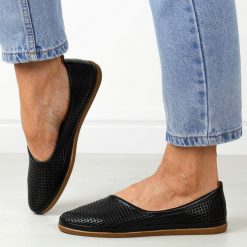 Czarne skórzane baleriny damskie T.Sokolski 2103. Czarne balerinki damskie Sokolski, w ażurowe wzory, ze skóry, z okrągłym noskiem. Za 249.00 zł.