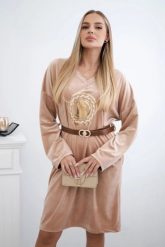 Sukienka welurowa z paskiem beżowa. Brązowe sukienki damskie KESI, bez wzorów, z dresówki, eleganckie, bez ramiączek. Za 192.38 zł.