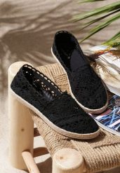 Czarne Espadryle z Ażurową Cholewką i Plecioną Podeszwą Gratifyinglys. Czarne espadryle damskie Renee, z aplikacjami, bez obcasa, na płaskiej podeszwie. Za 39.99 zł.