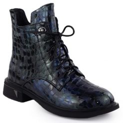 Skórzane botki damskie lakierowane kroko D&A S.Barski Premium Collection LZ52-962. Botki damskie S.BARSKI, z lakierowanej skóry, eleganckie, bez obcasa, bez zapięcia. Za 359.99 zł.
