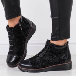 Czarne skórzane botki damskie na koturnie zimowe Filippo Dbt3179/25. Czarne botki damskie Filippo, na jesień, z polaru, eleganckie, z okrągłym noskiem, bez obcasa, na koturnie, bez zapięcia. Za 289.00 zł.