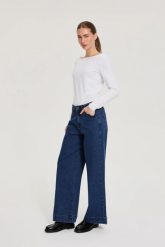 Jeansy z szerokimi nogawkami niebieskie. Niebieskie jeansy damskie MOODO. Za 149.99 zł.