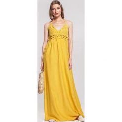 Żółta Sukienka Dancemaker. Żółte sukienki damskie Renee, w ażurowe wzory, z gumy, boho, bez ramiączek. W wyprzedaży za 75.99 zł.