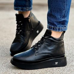 Czarne skórzane botki damskie na platformie T.Sokolski Z23-221. Czarne botki damskie Sokolski, ze skóry, bez obcasa, na platformie, bez zapięcia. Za 429.00 zł.
