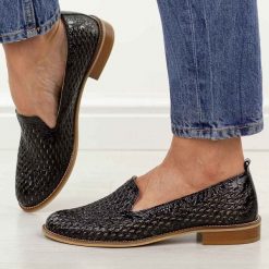 Czarne ażurowe skórzane Polskie półbuty damskie Deoni d043. Czarne półbuty damskie Deoni, na lato, w ażurowe wzory, ze skóry, bez obcasa, na płaskiej podeszwie, bez zapięcia. Za 429.00 zł.